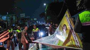 Petugas-gabungan-tengah-menurunkan-APK-di-sejumlah-wilayah-di-DKI-Jakarta.jpg