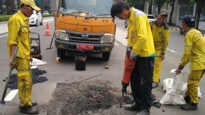 Petugas-memperbaiki-jalan-rusak-akibat-proyek-LRT-di-Jalan-Rasuna-Said-q.jpg