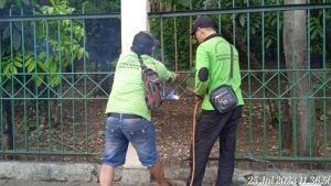Petugas-mengelas-pagar-pembatasHutan-Kota-Cawang-UKI-yang-berlubang-sarang-kelompok-LGBT.jpg