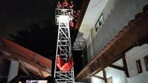 Petugas-mengevakuasi-jasad-pria-di-dalam-toren-berisi-air-Jumat-3112023.jpg