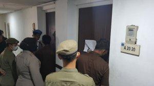 Petugas-saat-merazia-kamar-Apartemen-Mutiara-Jalan-Jenderal-Ahmad-Yani.jpg