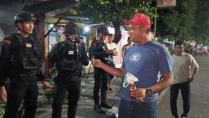 Pihak-kepolisian-saat-mengamankan-barang-bukti-berupa-anak-panah.jpg