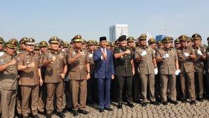 Pj-Gubernur-DKI-Heru-Budi-Harto-bersama-para-petugas-Satpol-PP.jpg