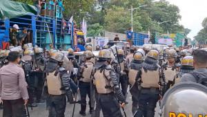 Polisi-Pukul-mundur-aksi-unjuk-rasa-sopir-tolak-Zero-ODOL.jpg