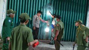 Polisi-RW-di-Tambora-dibantu-sejumlah-elemen-masyarakat-melakukan-patroli-pengamanan.jpg