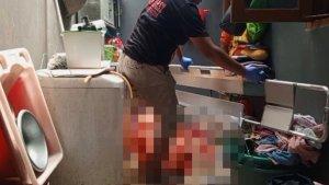 Polisi-evakuasi-jenazah-si-ibu-yang-tewas-dibunuh-anaknya-di-belakang-rumah-di-Depok.jpg