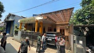 Polisi-mengamankan-rumah-lokasi-pembunuhan-orang-tua-kandung-oleh-anak-di-Tapos-Depok.jpg