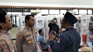Polisi-meninjau-persiapan-rapat-pleno-rekapitulasi-suara-Pemilu-2024.jpg