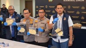Polisi-menunjukkan-barang-bukti-kasus-pembunuhan-aktor-Sandy-Permana.jpg