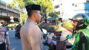 Polsek-Mampang-Prapatan-membagikan-takjil-kepada-petugas-Penanganan-Prasarana-dan-Sarana-Umum-PPSU.jpg