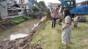 Potret-pengerukan-sedimen-lumpur-di-kali-sodetan-yang-mengalir-di-RW-005.jpg