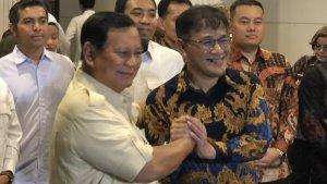 jakarta/Prabowo-Subianto-salam-komando-dengan-politikus-PDIP-Budiman-Sudjatmiko-usai-pertemuan.jpg