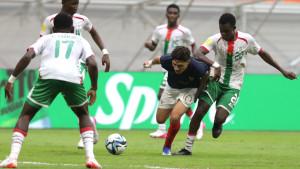 Prancis-U-17-dikawal-ketat-pemain-Burkina-Faso.jpg
