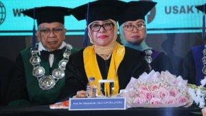 Prof-Dr-Khomsiyah-AkCAFCMACGMA-saat-dikukuhkan-sebagai-Guru-Besar.jpg
