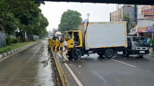 Proses-evakuasi-truk-boks-pengangguran-alat-koneksinya-yang.jpg