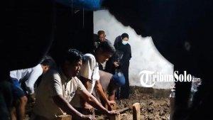 Proses-penggalian-makam-Syabda-di-TPU-Dukuh-Karaban-Sragen-Senin-2032023.jpg
