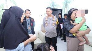 RA-menangis-memeluk-anaknya-yang-sempat-dijual-suaminya-RD-seharga-Rp-15-juta-untuk-judol.jpg