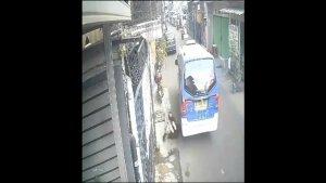 Rekaman-CCTV-menyorot-saat-seorang-siswi-terjatuh-ketika-turun-dari-armada-JakLingko.jpg