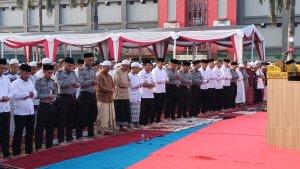 Ribuan-narapidana-saat-mengikuti-Salat-Idulfitri-di-lapangan-Lapas-Kelas-IIA-Narkotika-Jakarta.jpg