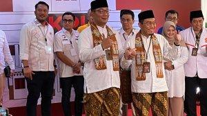 Ridwan-Kamil-Suswono-memberikan-salam-Jakmania.jpg
