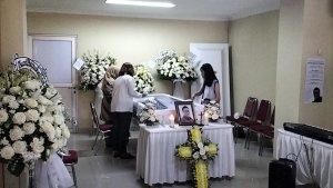 Rina-setia-di-dekat-peti-mati-suaminya-yang-tewas-jadi-korban-tabrak-lari-di-Jalan-Raya-Bekasi-2.jpg