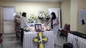 Rina-setia-di-dekat-peti-mati-suaminya-yang-tewas-jadi-korban-tabrak-lari-di-Jalan-Raya-Bekasi.jpg