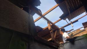 Rumah-warga-di-Kelurahan-Pondok-Kopi-yang-atapnya-terhempas-akibat-hujan.jpg