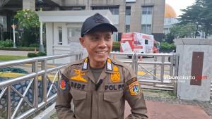 SATPOL-PP-VIRAL-Dede-Wahyudi-anggota-Satpol-PP-bahasa-inggris.jpg