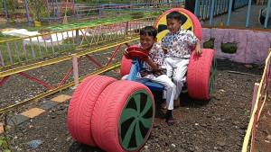 SAUNG-ASET-BATU-AMPAR-Anak-anak-saat-bermain-pada-replika-motor-m.jpg