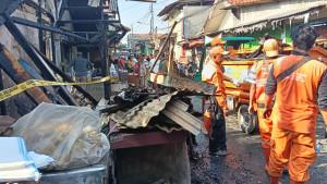 SISA-KEBAKARAN-DIBERSIHKAN.jpg