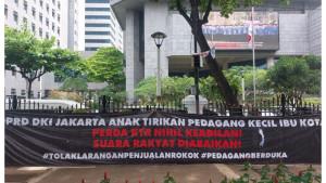 SPANDUK-PENOLAKAN-Spanduk-penolakan-larangan-menjual-rokok-di-Raperda-KTR.jpg