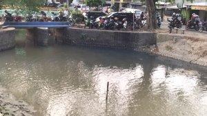 Saluran-irigasi-dari-Kali-Bekasi-di-Jalan-Raya-Tembaga-bendung-Palanta-Bekasi-Selatan.jpg