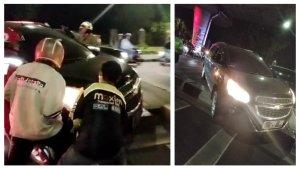 Sebuah-mobil-Chevrolet-Spin-tersangkut-di-atas-pembatas-jalan-raya-Prapanca.jpg