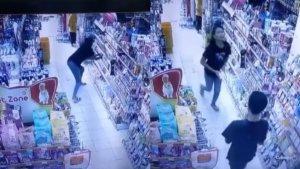 Sejoli-terekam-CCTV-nyolong-di-dua-minimarket-Perumahan-Taman-Narogong.jpg