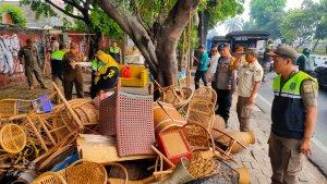 Sejumlah-pedagang-rotan-di-Jalan-Raya-Pasar-Minggu.jpg