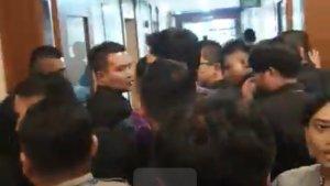 Sejumlah-pengawal-Pj-Gubernur-DKI-Heru-Budi-membentuk-barikade.jpg