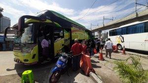 Sejumlah-penumpang-bus-AKAP-tiba-di-Terminal-Lebak-Bulus-Kebayoran-Lama.jpg