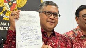 Sekretaris-Jenderal-DPP-PDI-Perjuangan-PDIP-Hasto-Kristiyanto-memegang-pengajuan-Amicus-Curiae.jpg