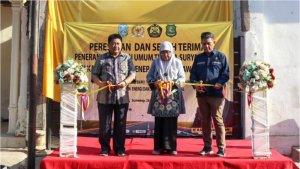 Senda-Hurmuzam-Kanam-menyerahkan-PJU-tenaga-surya-di-Sumenep.jpg