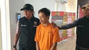Seorang-pemuda-bernama-Tiar-Wahyudin-23-ditangkap-polisi-setelah-menjadi-agen-p.jpg
