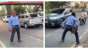 Seorang-pria-diduga-ODGJ-berpakaian-necis-teriak-dan-ngoceh-ke-pengendara-motor.jpg
