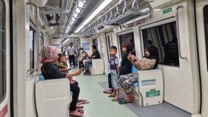 Suasana-di-dalam-LRT-Jabodebek-di-hari-pertama-beroperasi-pada-Senin-2882023.jpg