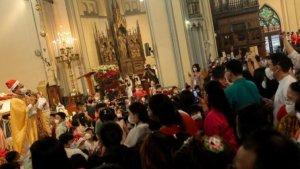Suasana-keceriaan-anak-anak-saat-Misa-Natal-2022-di-Gereja-Katedral-Jakarta.jpg