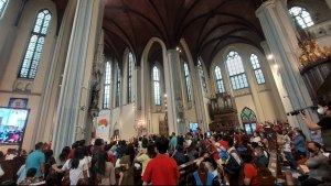 Suasana-keceriaan-anak-anak-saat-mengikuti-Misa-Natal-2022-di-Gereja-Katedral-Jakarta.jpg