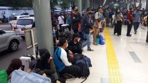 Suasana-kepadatan-di-Stasiun-Pasar-Senen-di-H-2-Lebaran-atau-Kamis-2042023-a.jpg