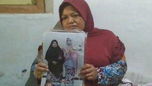 Sulastri-memperlihatkan-foto-bersama-putrinya-yang-diduga-dihabisi-ayah-kandungnya-karung.jpg