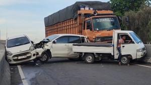 TABRAKAN-BERUNTUN-Sebuah-truk-Mitsubishi-Fuso.jpg