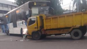 TRUK-ADU-BANTENG-TRASNJAKARTA.jpg
