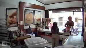 Tangkapan-layar-pelaku-hipnotis-toko-roti-di-Jalan-Taruna-Jaya-Cibubur-Ciracas.jpg