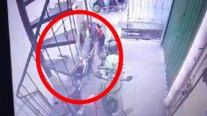 Tangkapan-layar-pencurian-motor-terekam-CCTV-di-Jalan-Papanggo-II-C.jpg